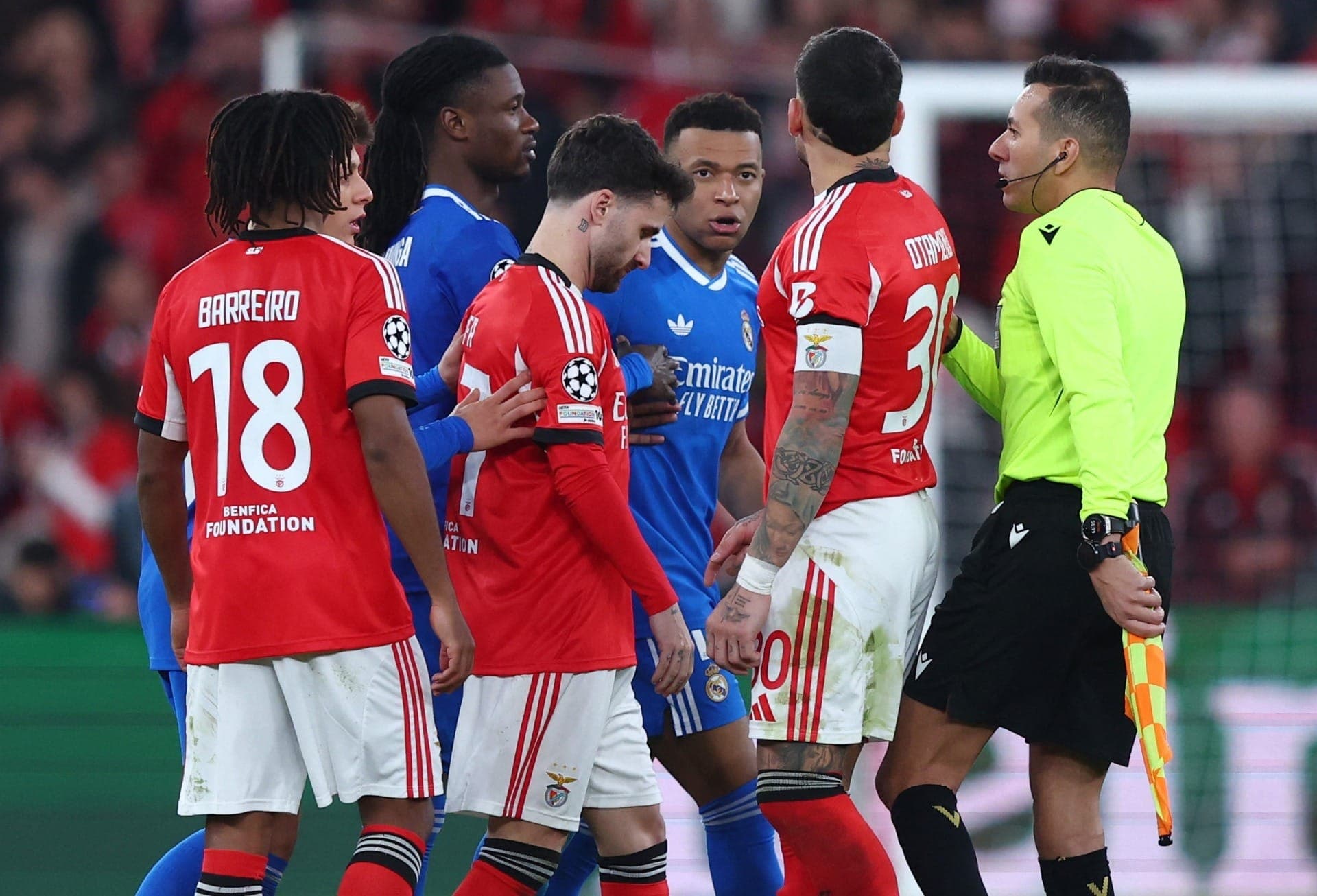 Mbappé discute com jogadores do Benfica após caso de racismo com Vini Jr.