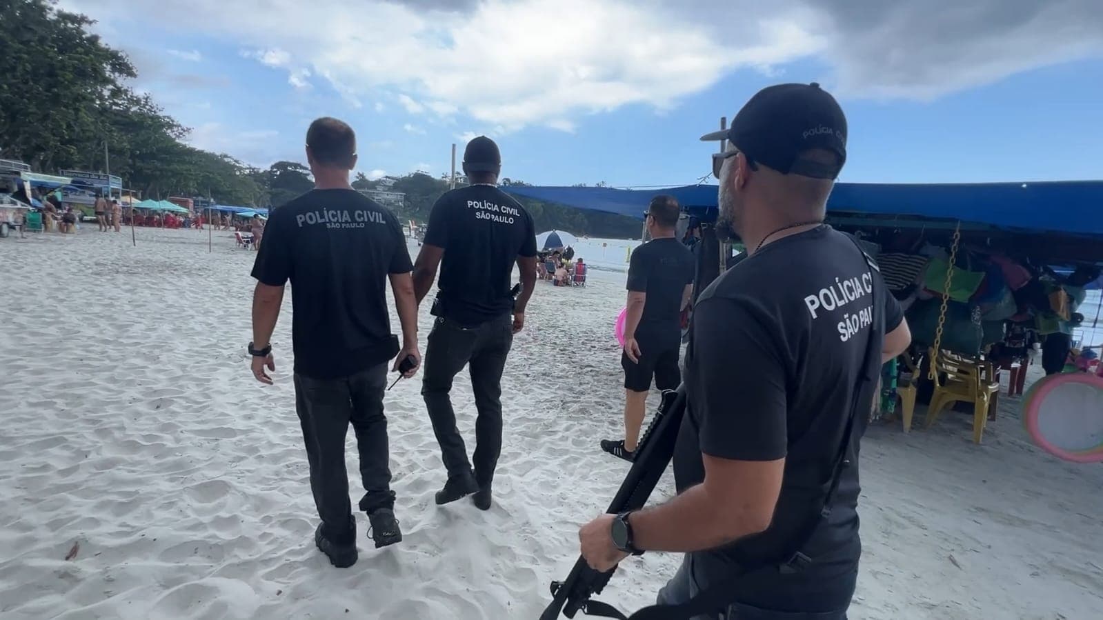 Operação da polícia apreende materiais irregulares nas praias de Ubatuba