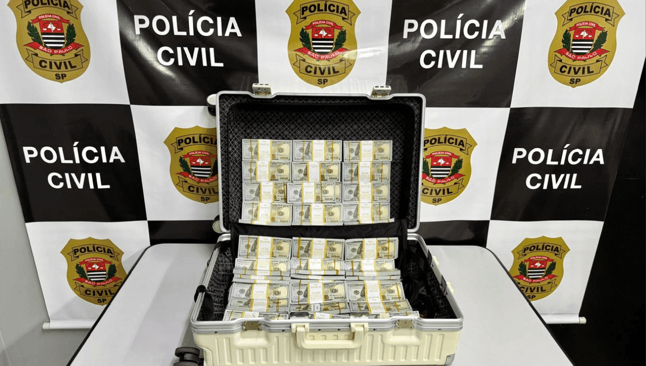 Suspeitos tentaram pagar veículo de R$ 200 mil com notas marcadas como "sem valor". Justiça decretou prisão preventiva da dupla