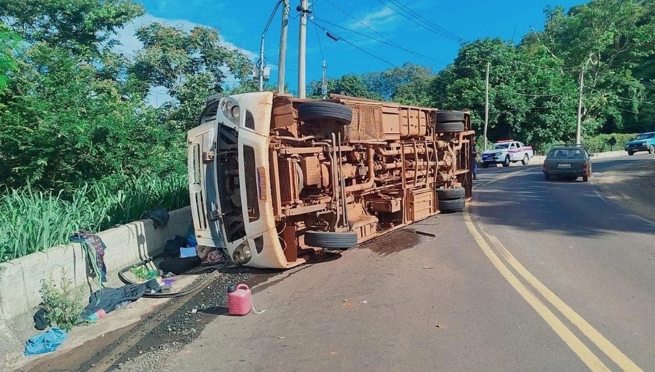 Veículo teria perdido o controle ao realizar uma curva