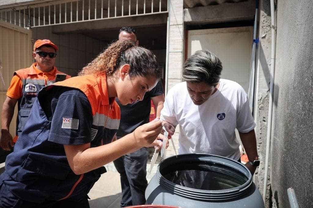 Agentes da Defesa Civil fiscalizam bairros em ação de prevenção