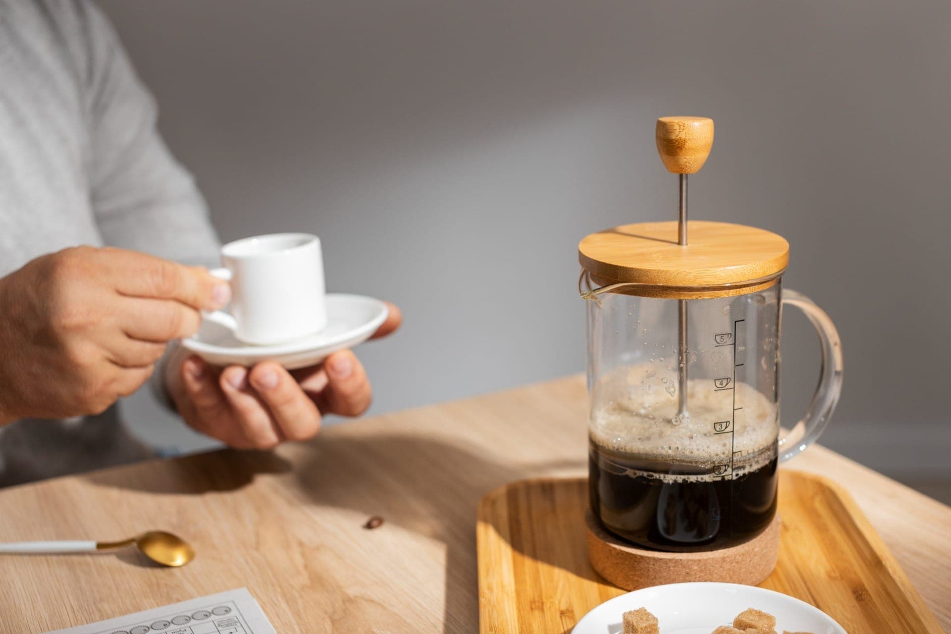 A cafeteira prensa francesa é composta por uma jarra e um êmbolo