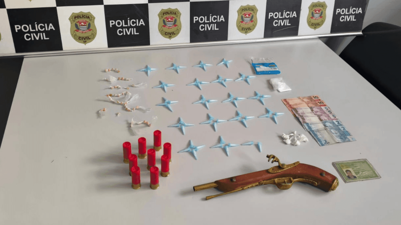 Eles estavam de posse de uma réplica de arma de fogo