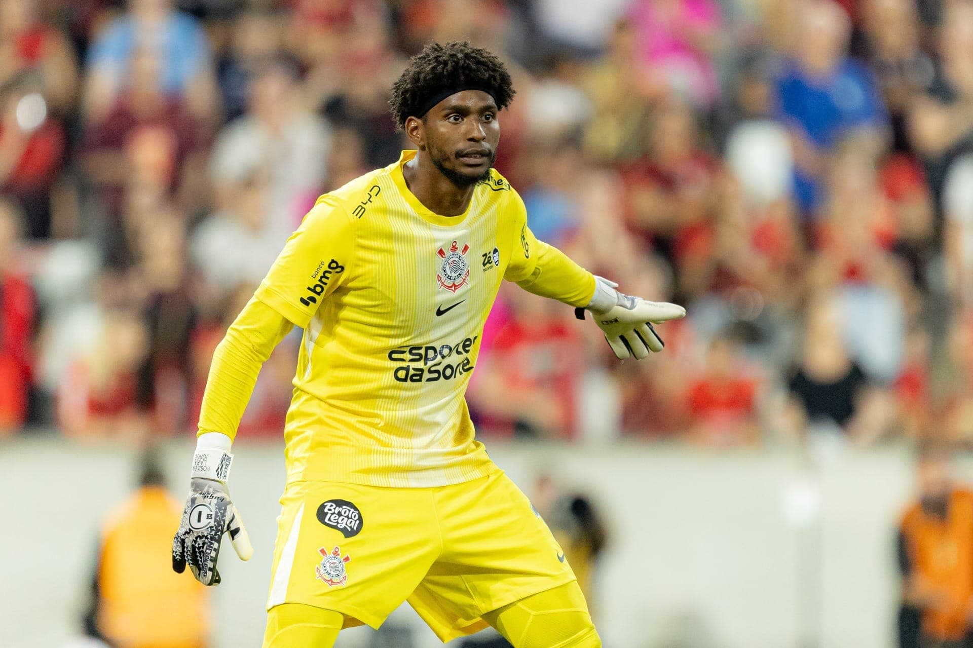 Hugo Souza em partida do Corinthians contra o Athletico-PR