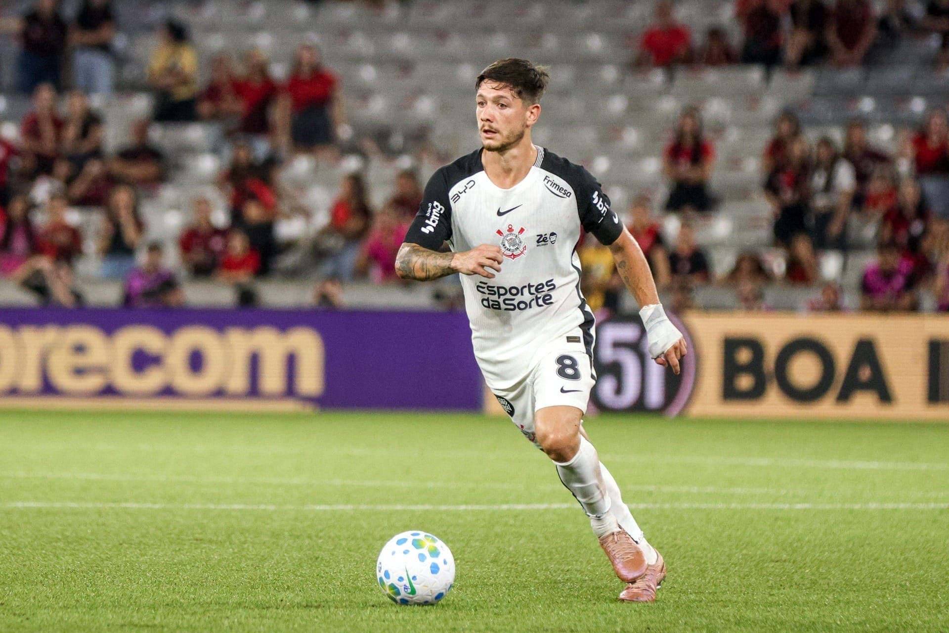 Rodrigo Garro marcou um golaço contra o Athletico-PR, pelo Brasileirão