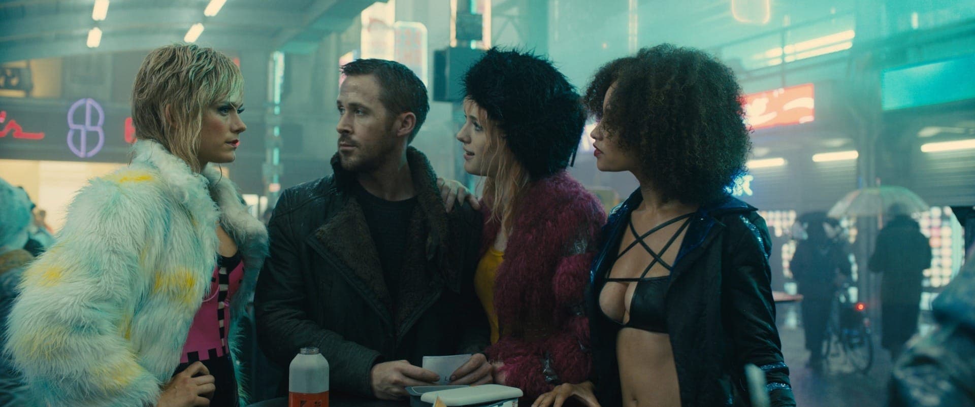 Ryan Gosling, Krista Kosonen, Elarica Johnson, and Mackenzie Davis em Blade Runner 2049 (2017)