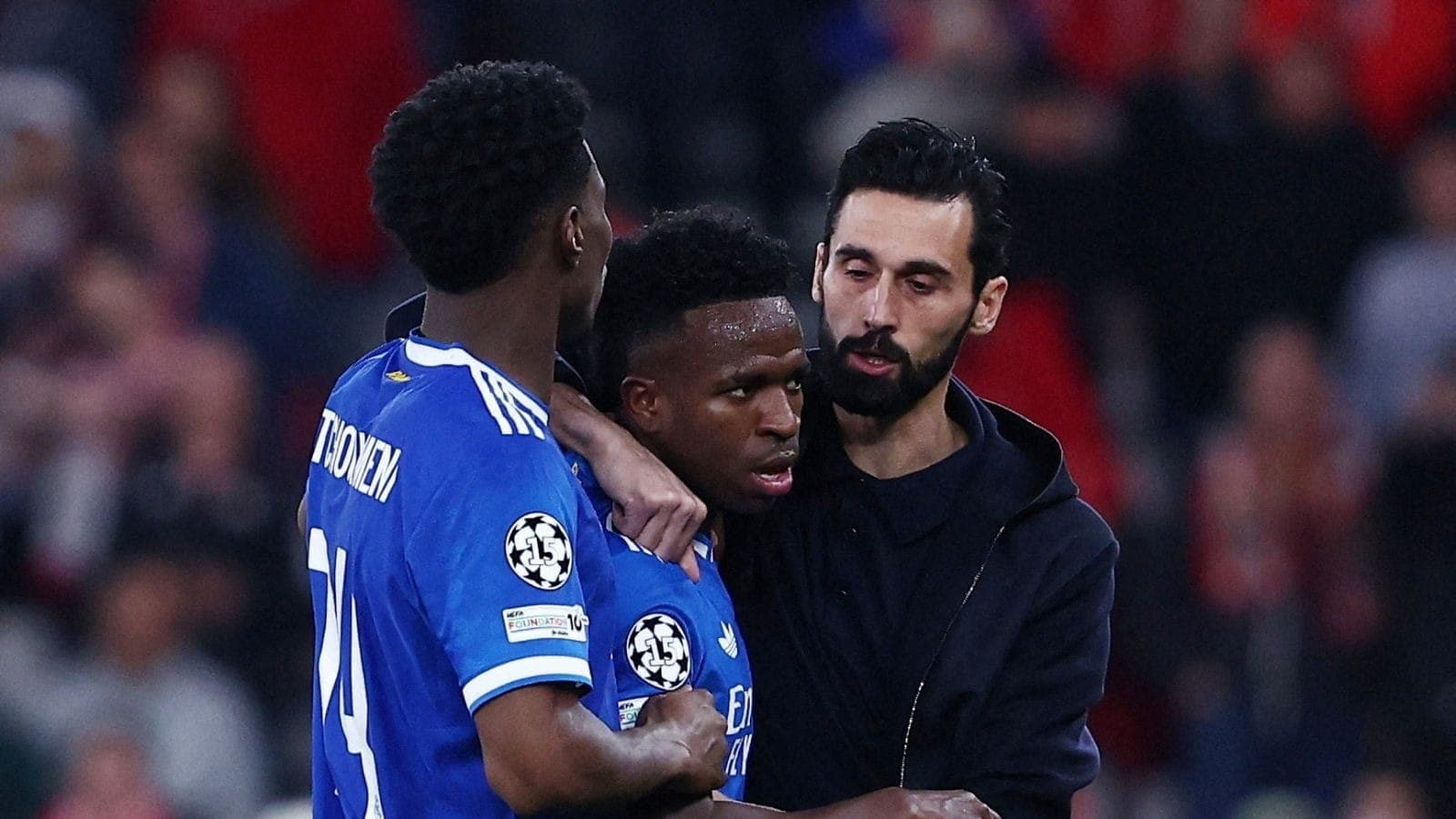 Vinicius Júnior contido por companheiros após caso de racismo