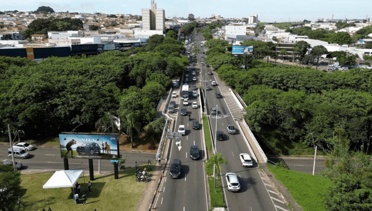 Obras de ampliação, com duração prevista de 12 meses, devem desafogar a avenida, principal acesso à cidade