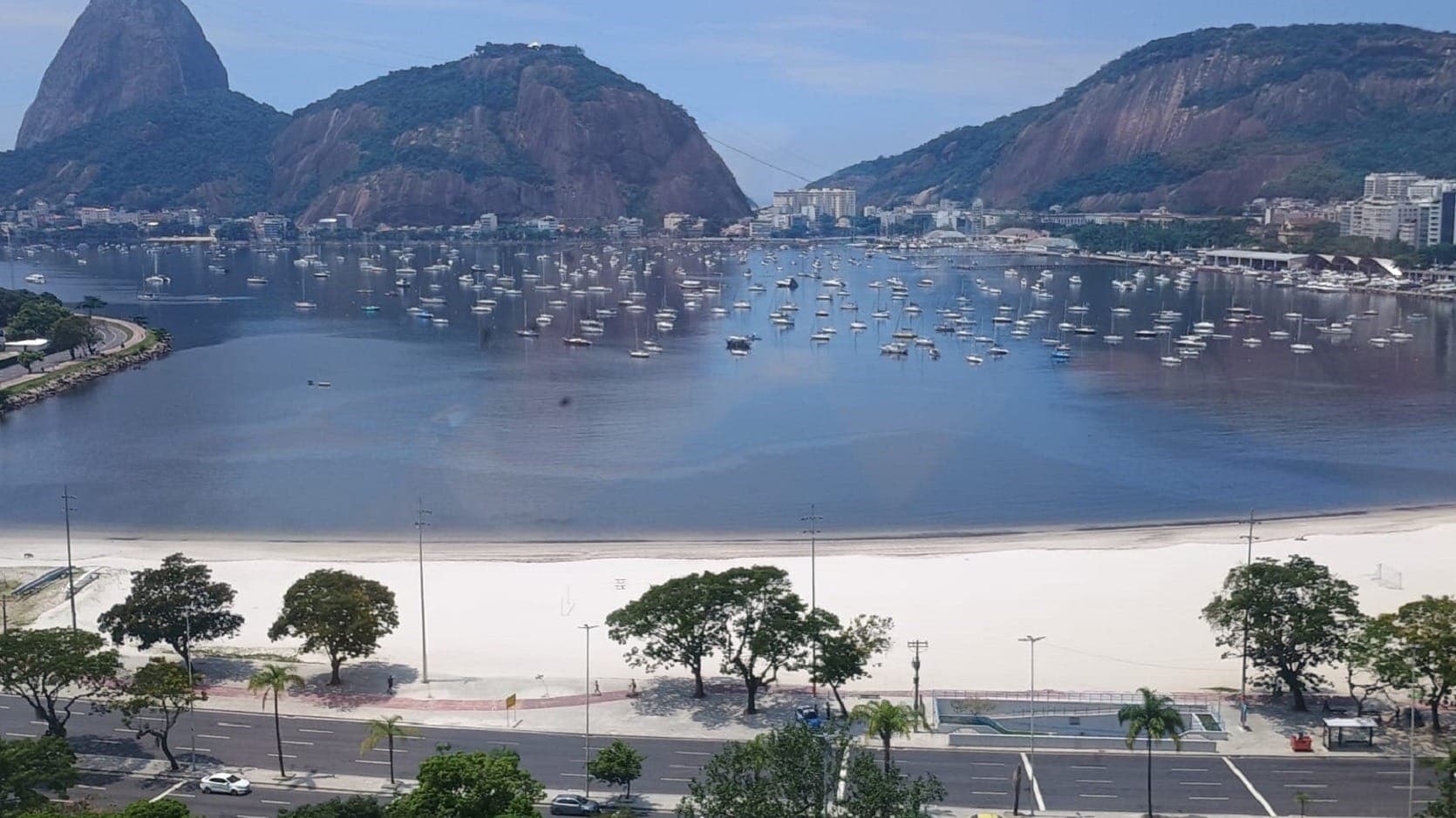 Praia de Botafogo, na Zona Sul do Rio, após uma mancha de óleo ser vista no local