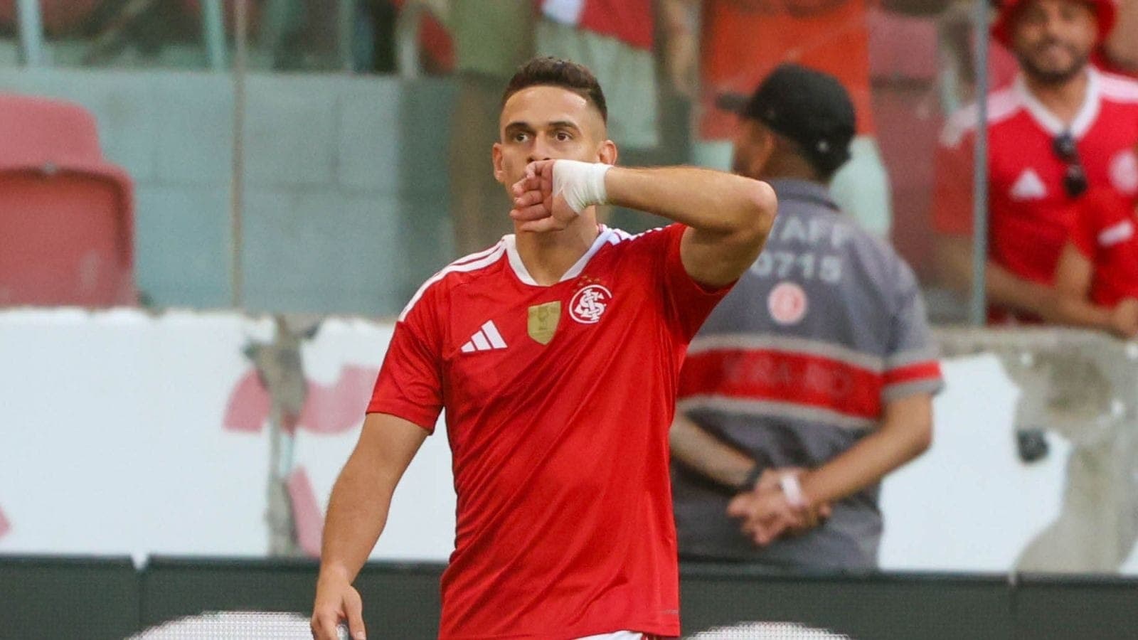 Borré, autor de dois gols da vitória do Inter sobre o Ypiranga
