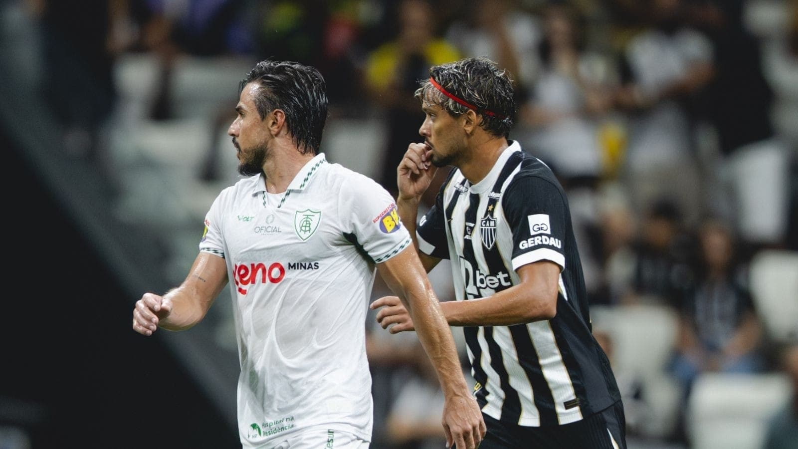 Willian Bigode, do América, e Gustavo Scarpa, do Atlético-MG