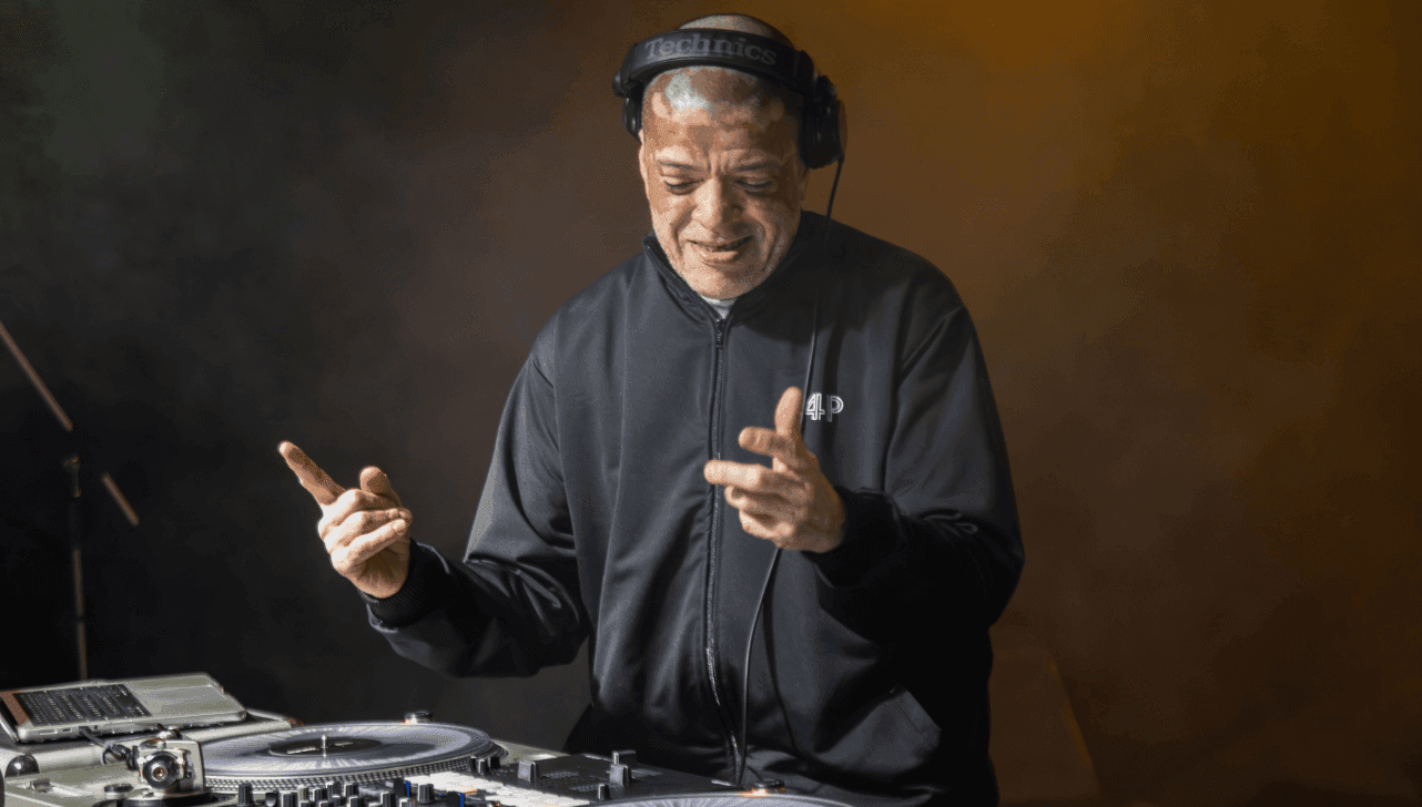 DJ leva repertório com influências do rap, funk, soul e black music