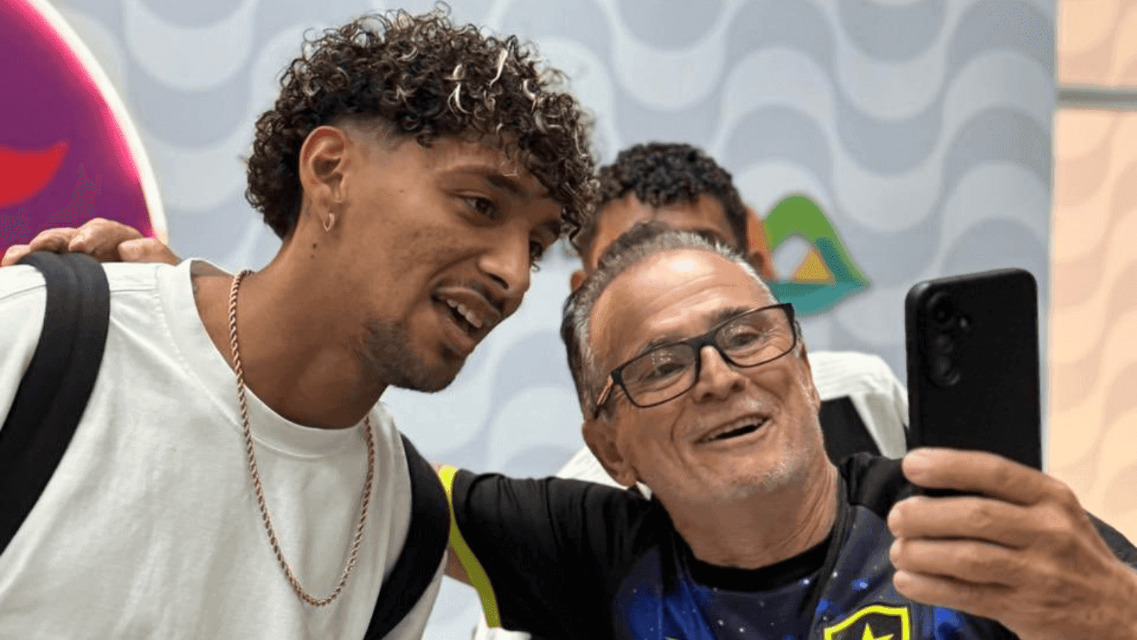 Medina, reforço do Botafogo, tira foto com torcedor