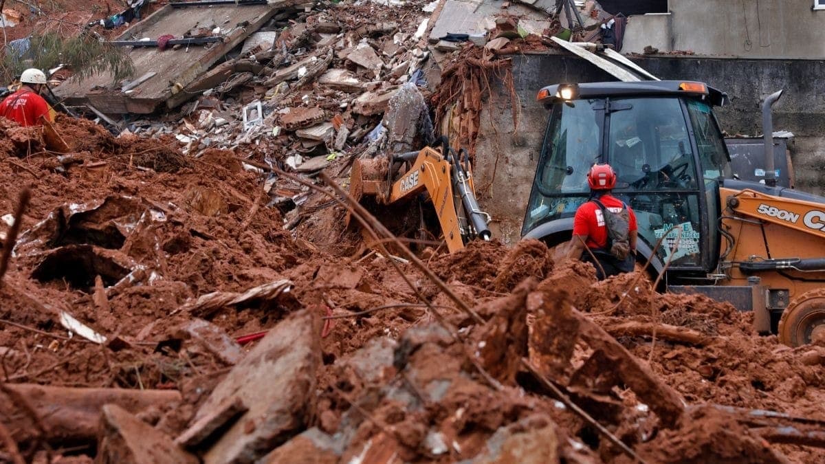 Bombeiros fazem buscas em Juiz de Fora (MG)