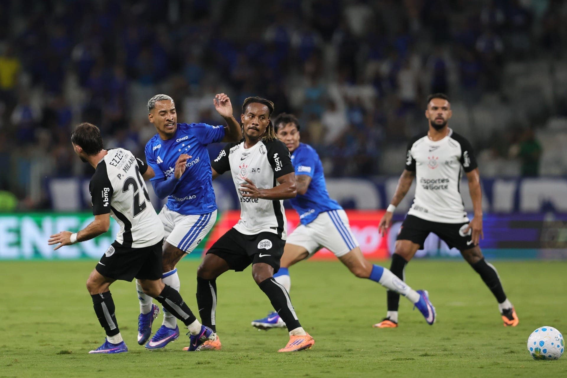Cruzeiro e Corinthians empataram no Mineirão, em jogo válido pelo Brasileirão