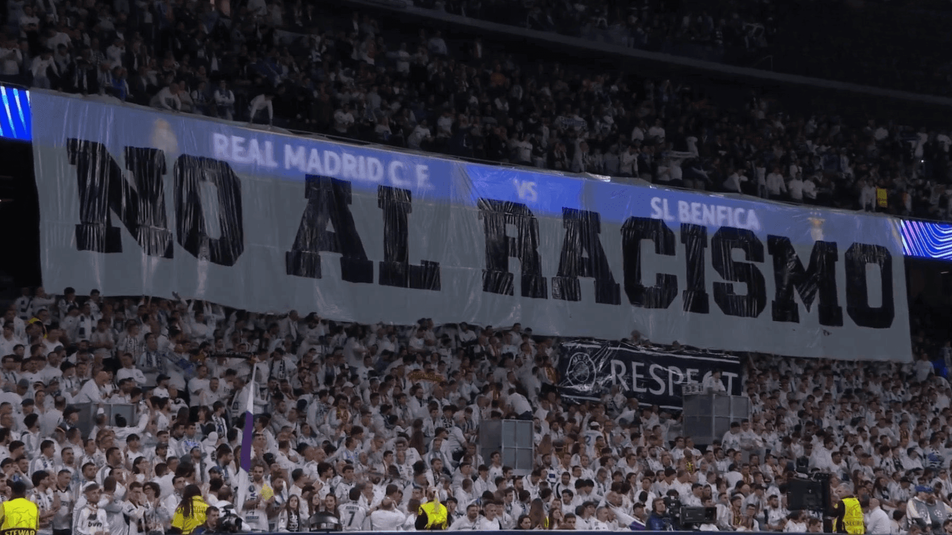 Torcida do Real Madrid exibe faixas contra racismo no Bernabéu