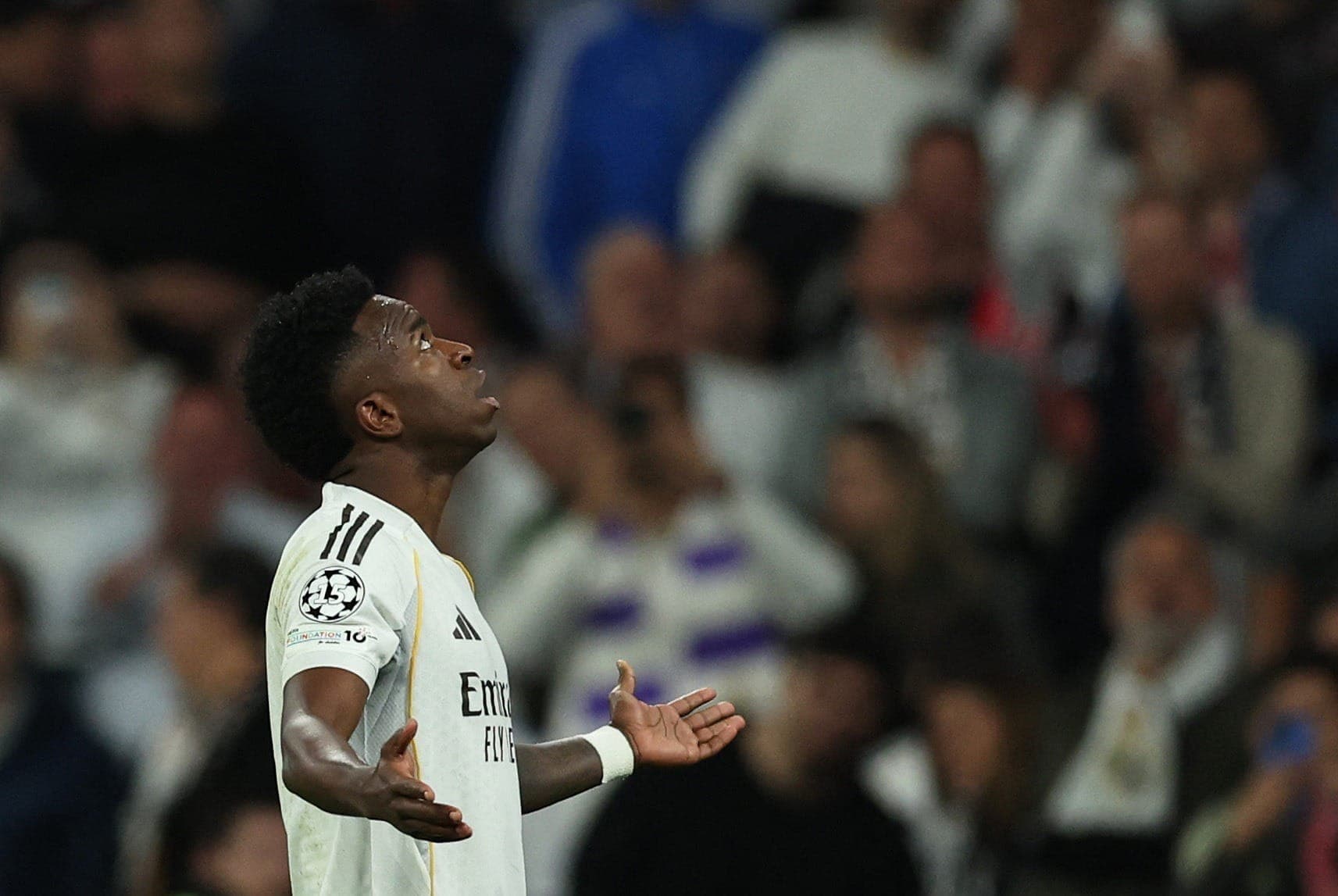 Vini Jr. comemorando gol na vitória contra o Benfica