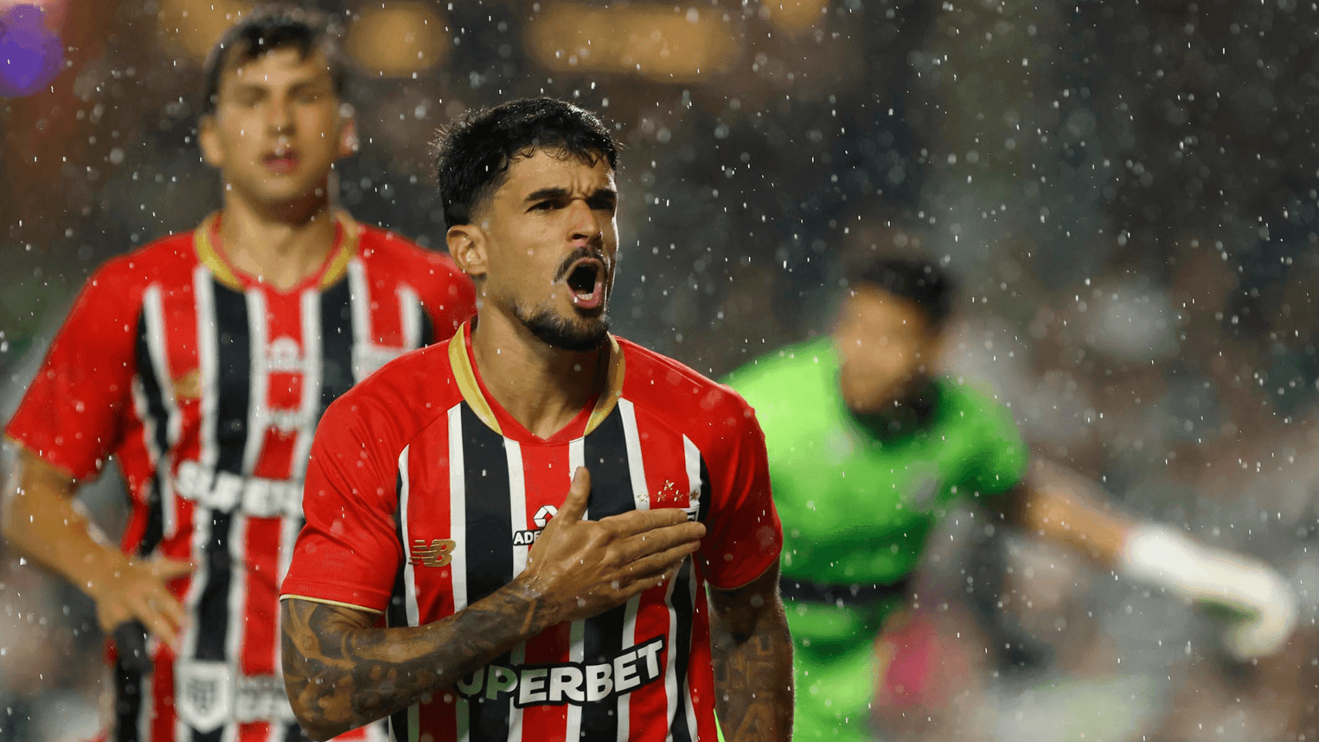 Cauly comemorando o gol da vitória do São Paulo contra o Coritiba