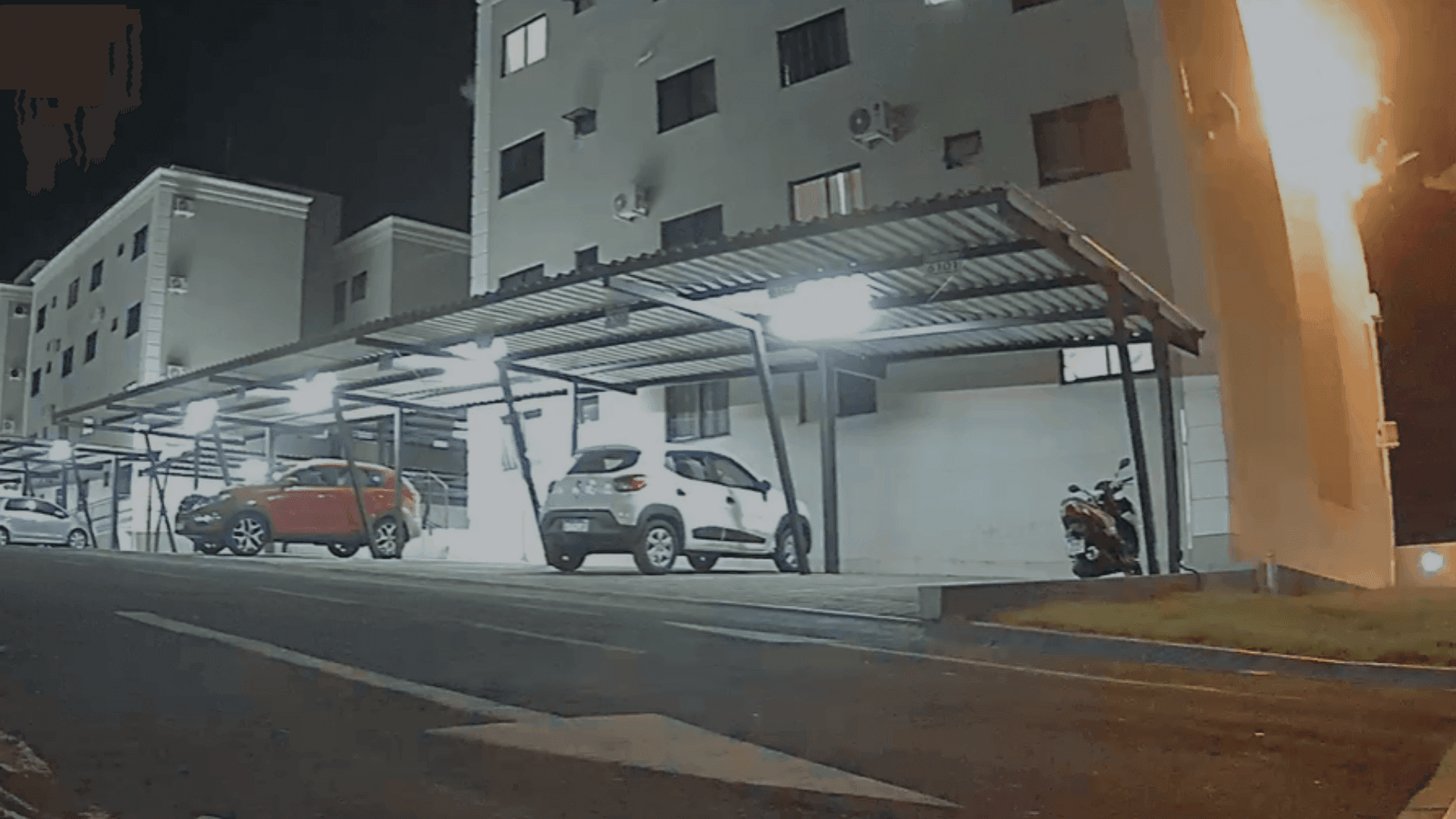 Explosão em apartamento é registrada por câmeras em Foz
