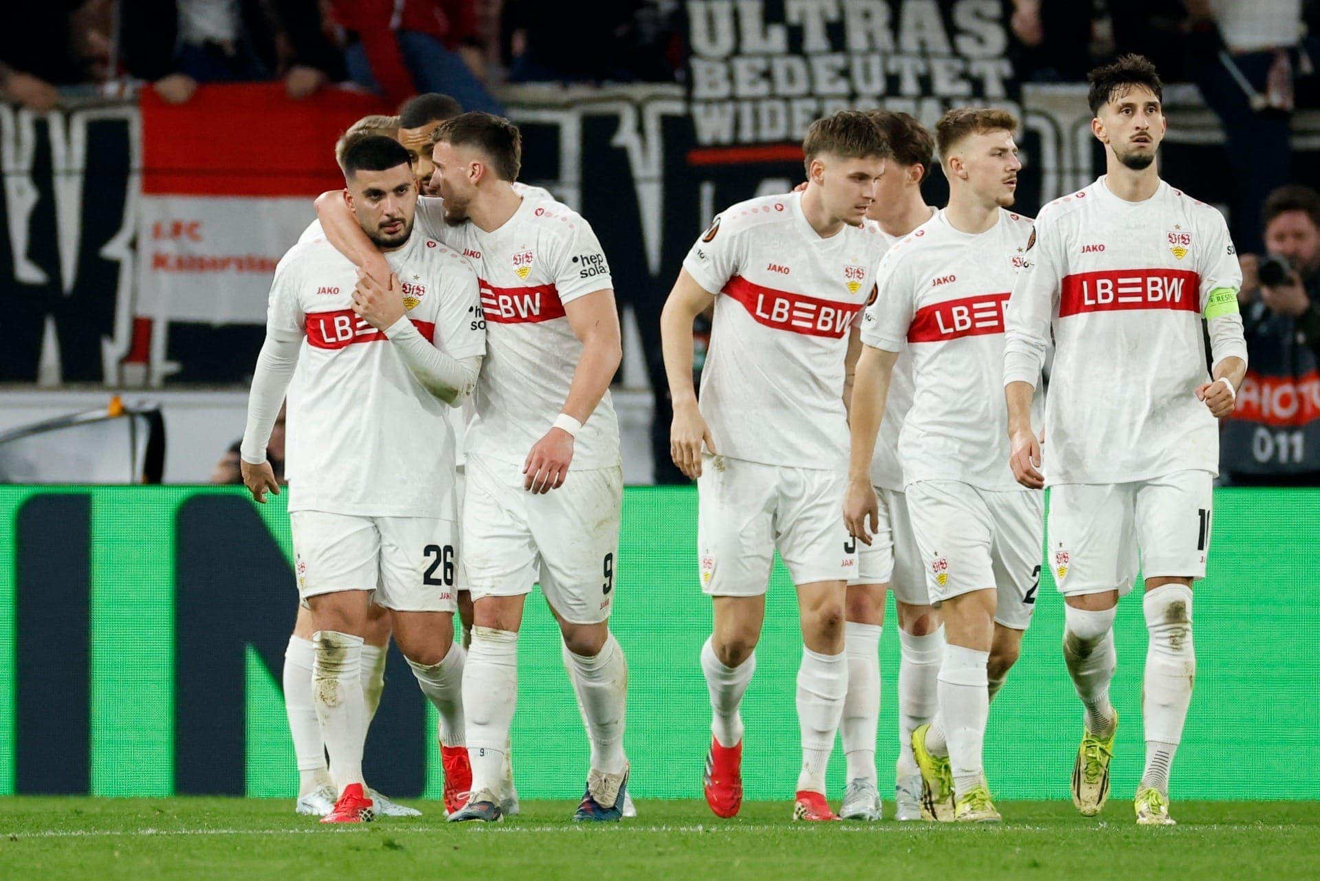 Jogadores do Stuttgart comemorando gol contra o Celtic