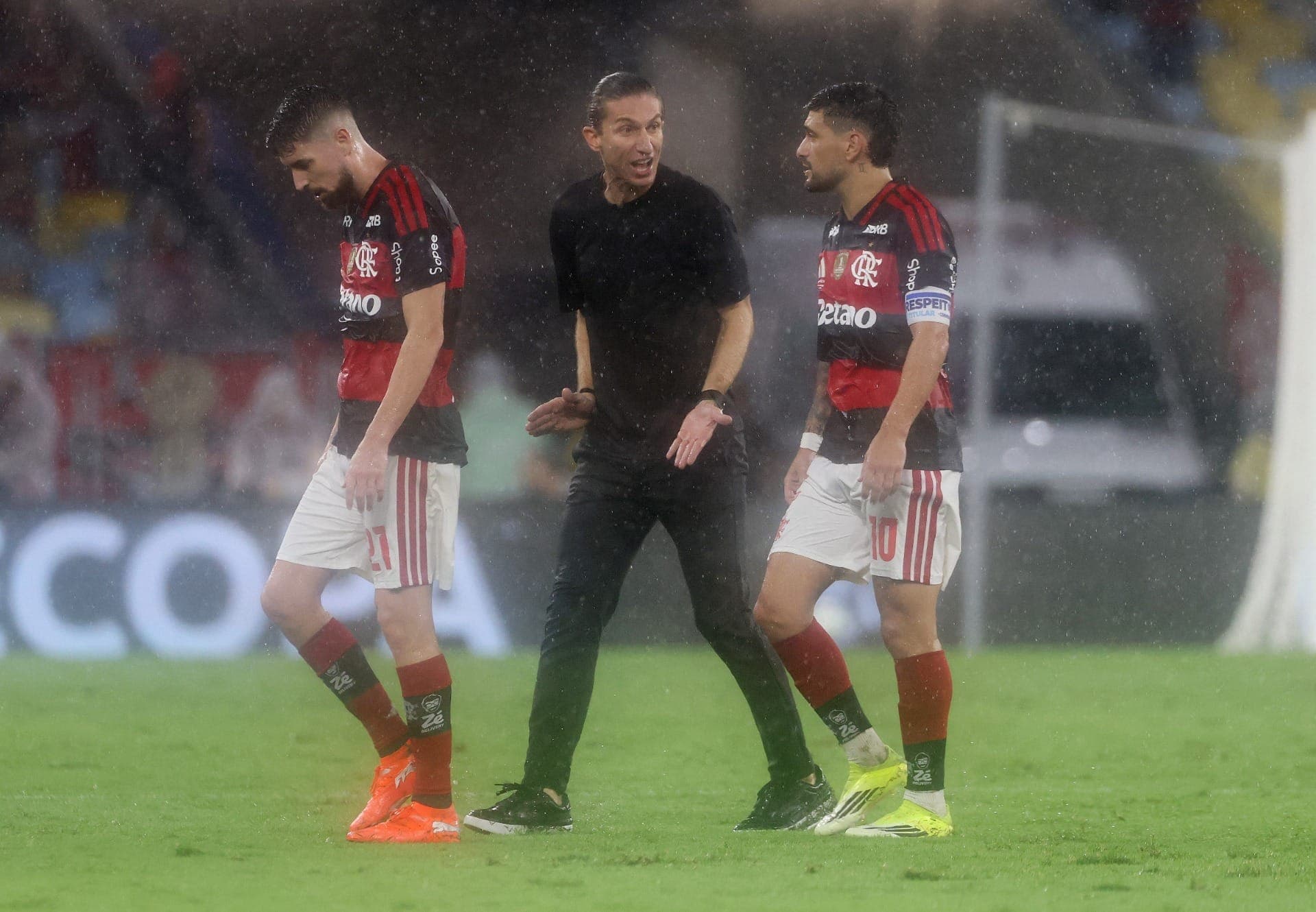 Filipe Luís cobra Jorginho e Arrascaeta antes do início da prorrogação, na finalíssima da Recopa