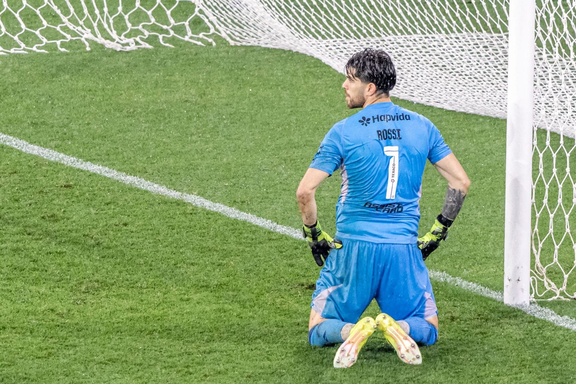 Goleiro Rossi, do Flamengo, lamenta gol do Lanús na Recopa Sul-Americana