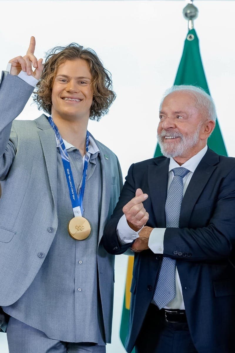 Medalhista Lucas Braathen ao lado de Lula