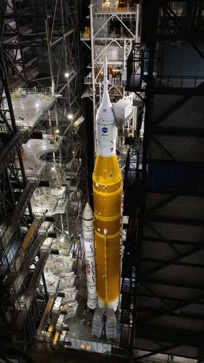 SLS e cápsula Orion da Artemis II entram na VAB para ajustes antes do lançamento