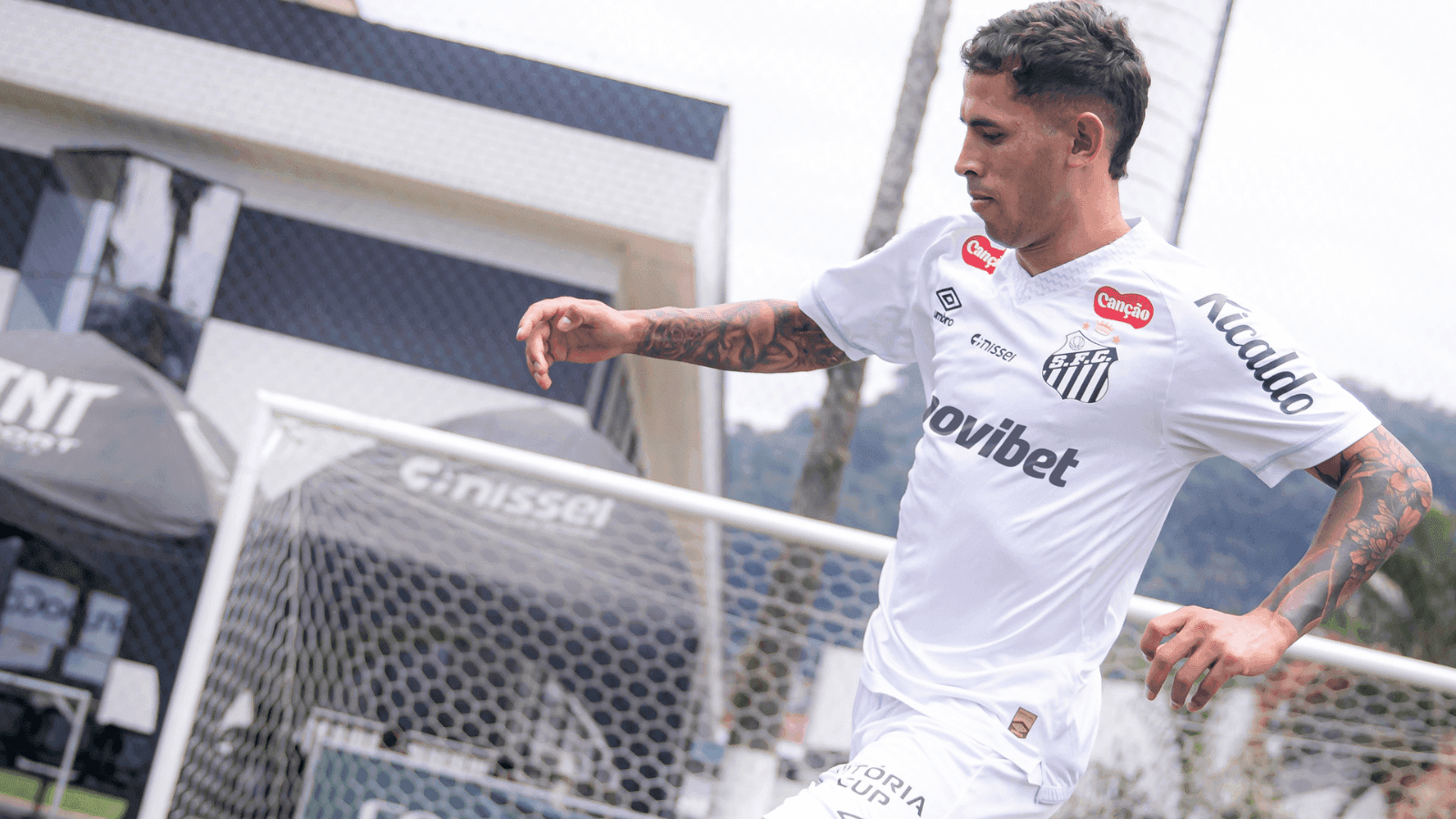 Christian Oliva é anunciado como reforço do Santos
