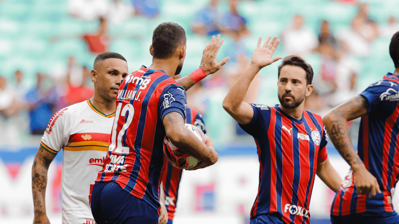 Com vaias e aplausos, Bahia vai à final do estadual