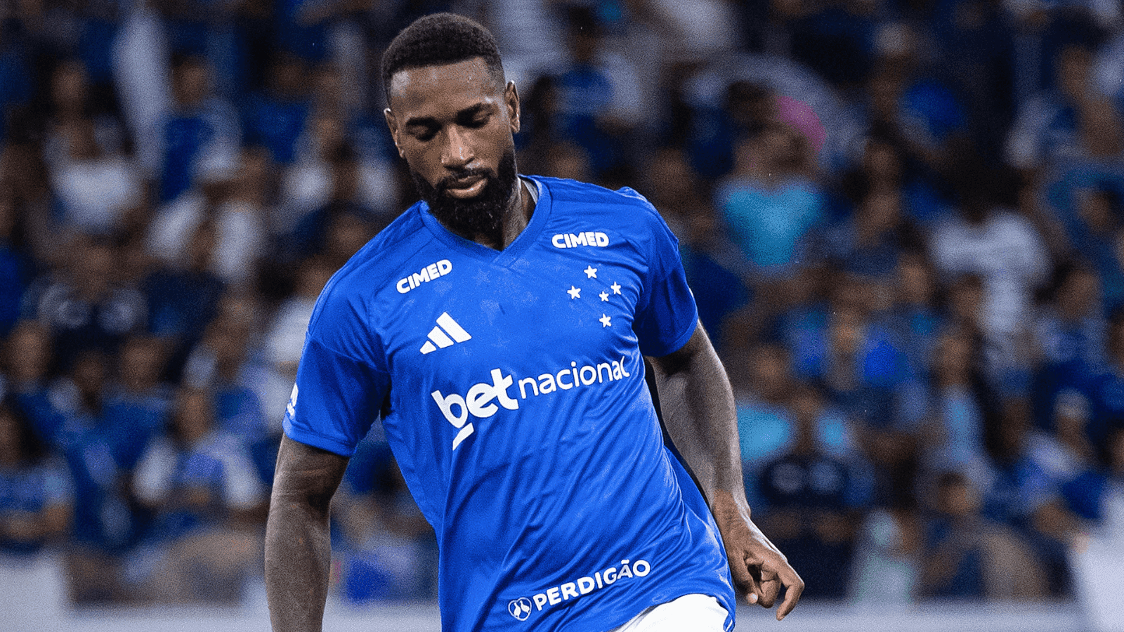 Gerson em campo pelo Cruzeiro na semifinal do Campeonato Mineiro