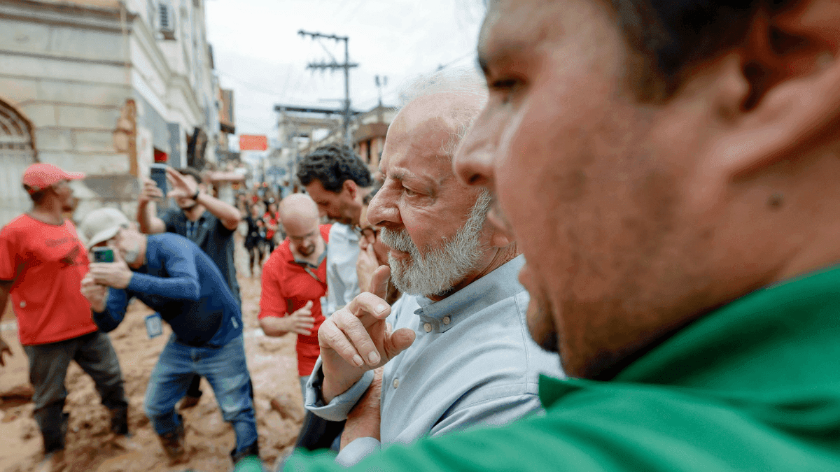 Lula visita a áreas afetadas pelas chuvas no município de Ubá