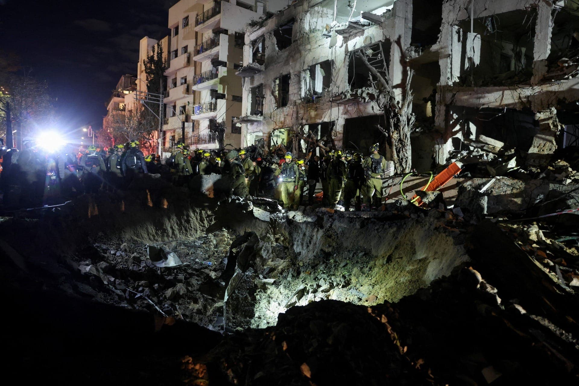 Resgate atua em área atingida por míssil iraniano em Tel Aviv