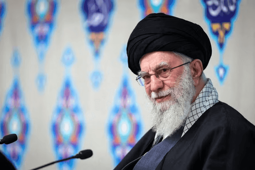 Trump confirma morte de Ali Khamenei após ataques no Irã; mídia iraniana confirma
