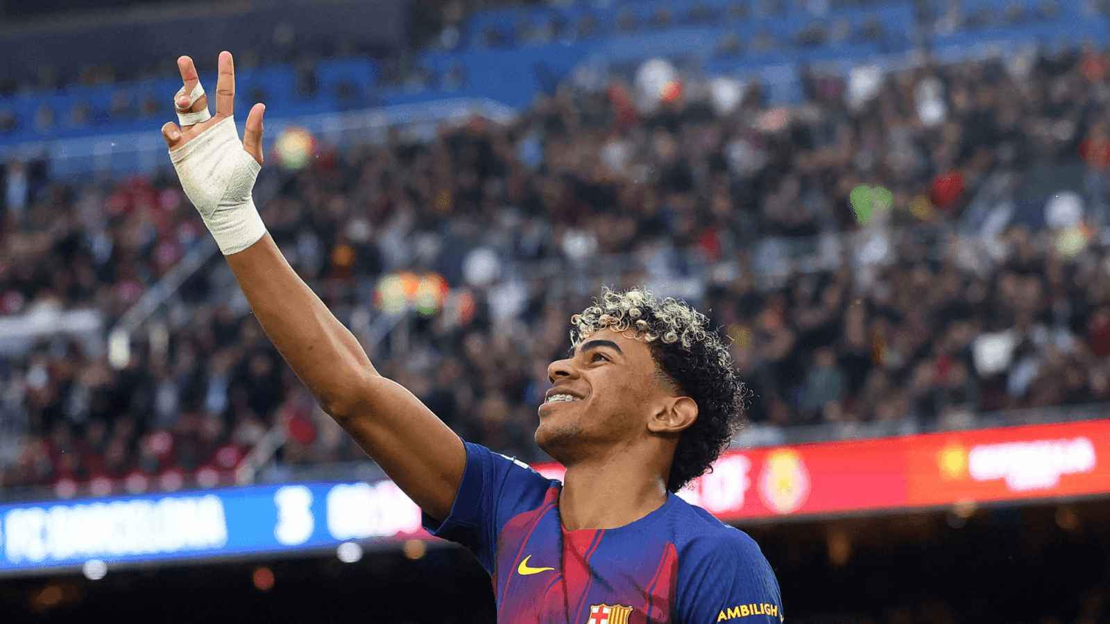Yamal comemora gol pelo Barcelona contra Villarreal