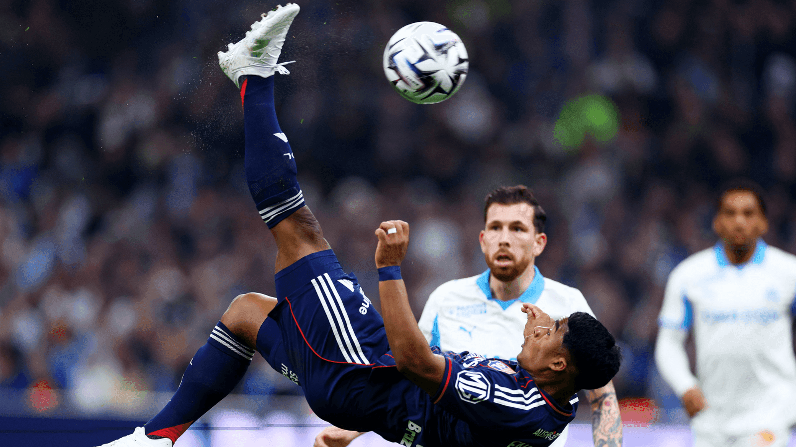Endrick quase marca gol de bicicleta pelo Lyon contra Marseille
