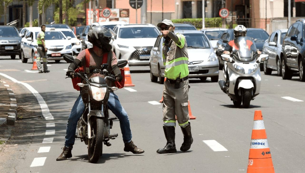 Agentes da Mobilidade Urbana da Emdec monitoram a circulação na região afetada pela mudança viária