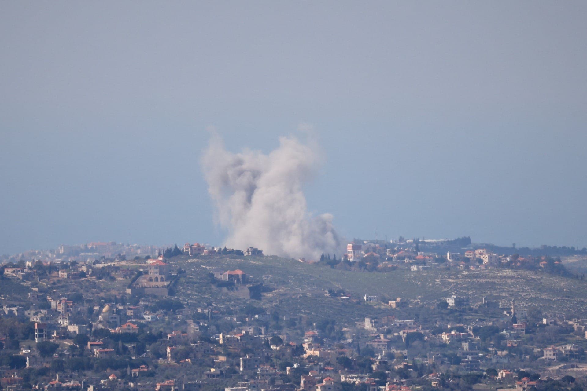 Explosões no Líbano, vistas a partir de Israel, após o Hezbollah (apoiado pelo Irã) e Israel trocarem disparos de mísseis