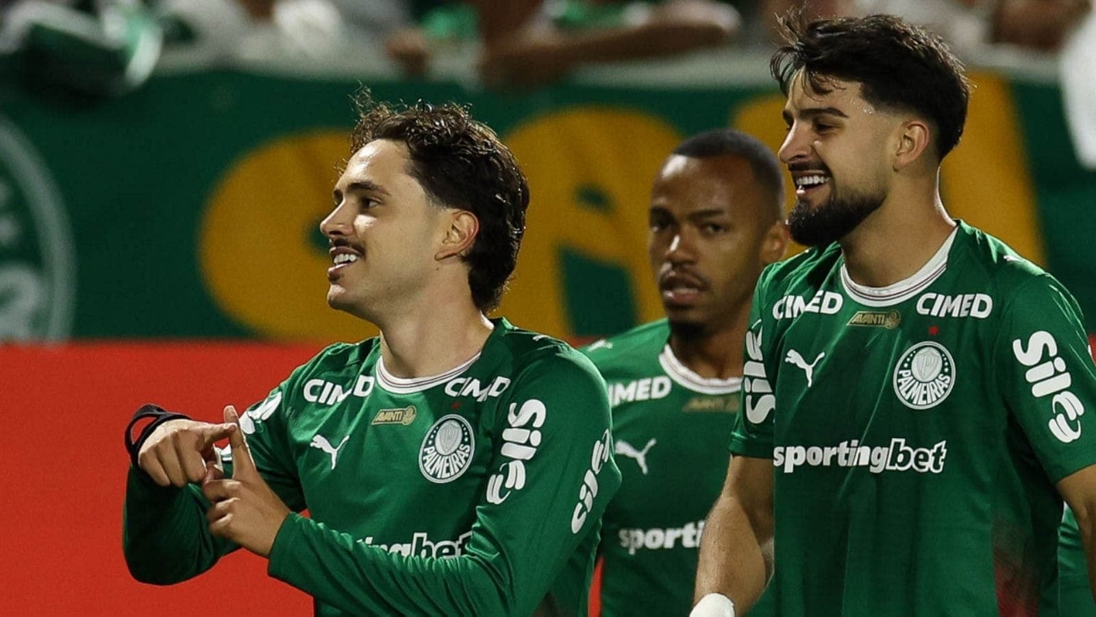 Maurício comemora o gol do Palmeiras sobre o São Paulo