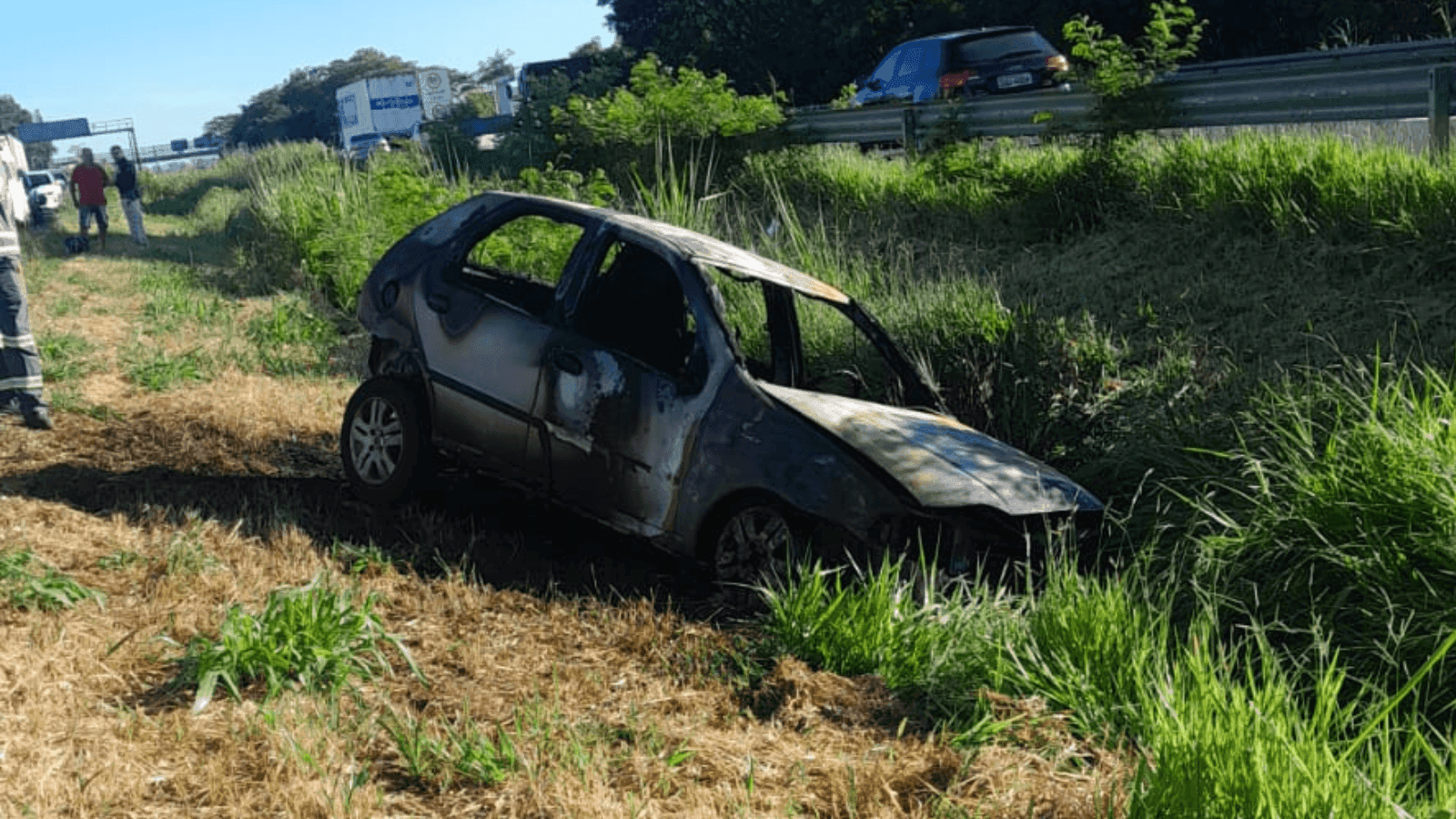 Motorista parou o carro no canteiro central da pista