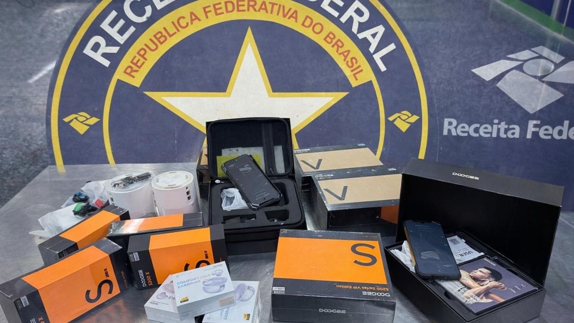 Nove celulares da marca Doogee foram apreendidos pela Receita Federal no Aeroporto Internacional do Galeão