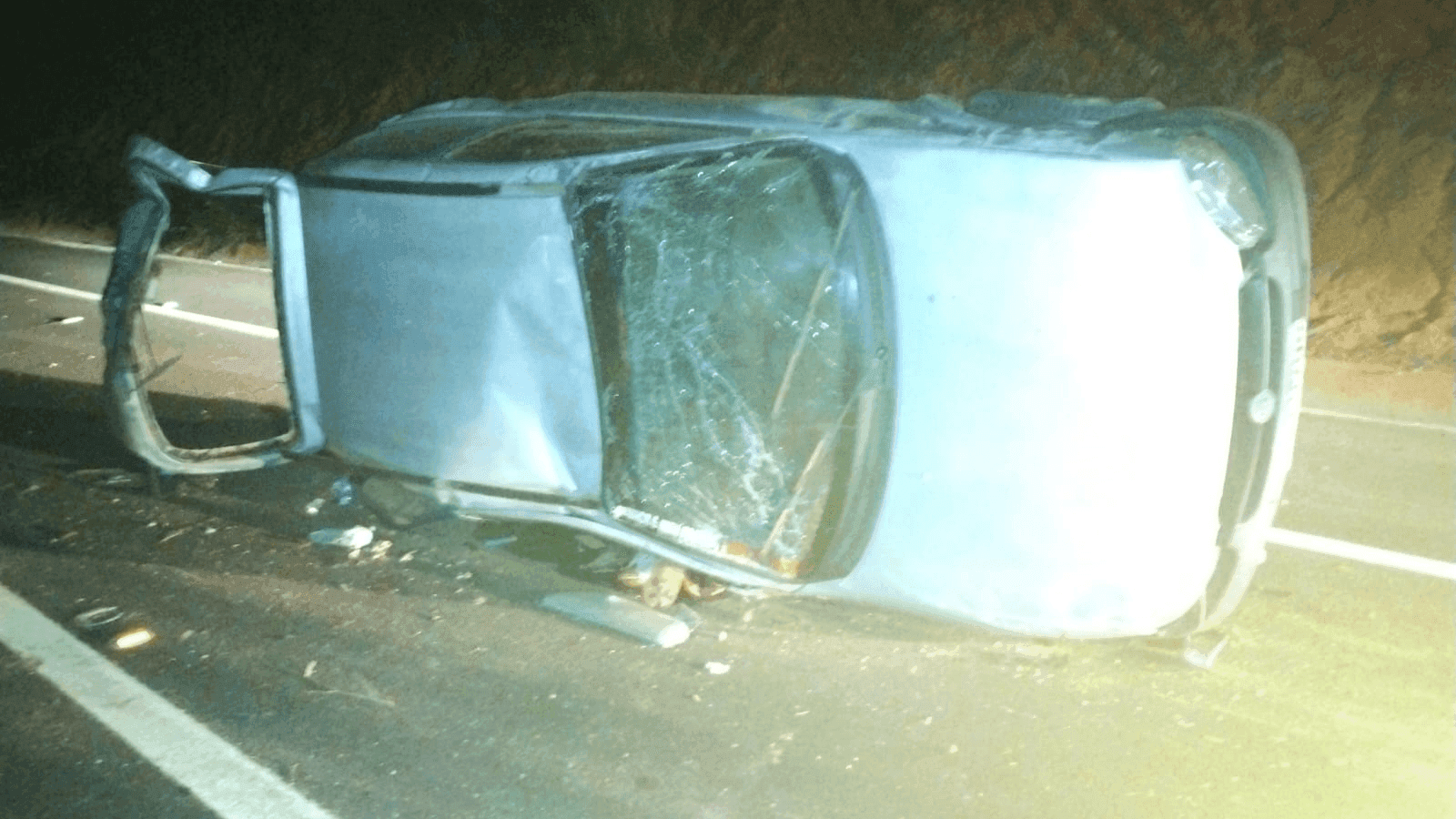 O veículo bateu na traseira de outro carro e capotou