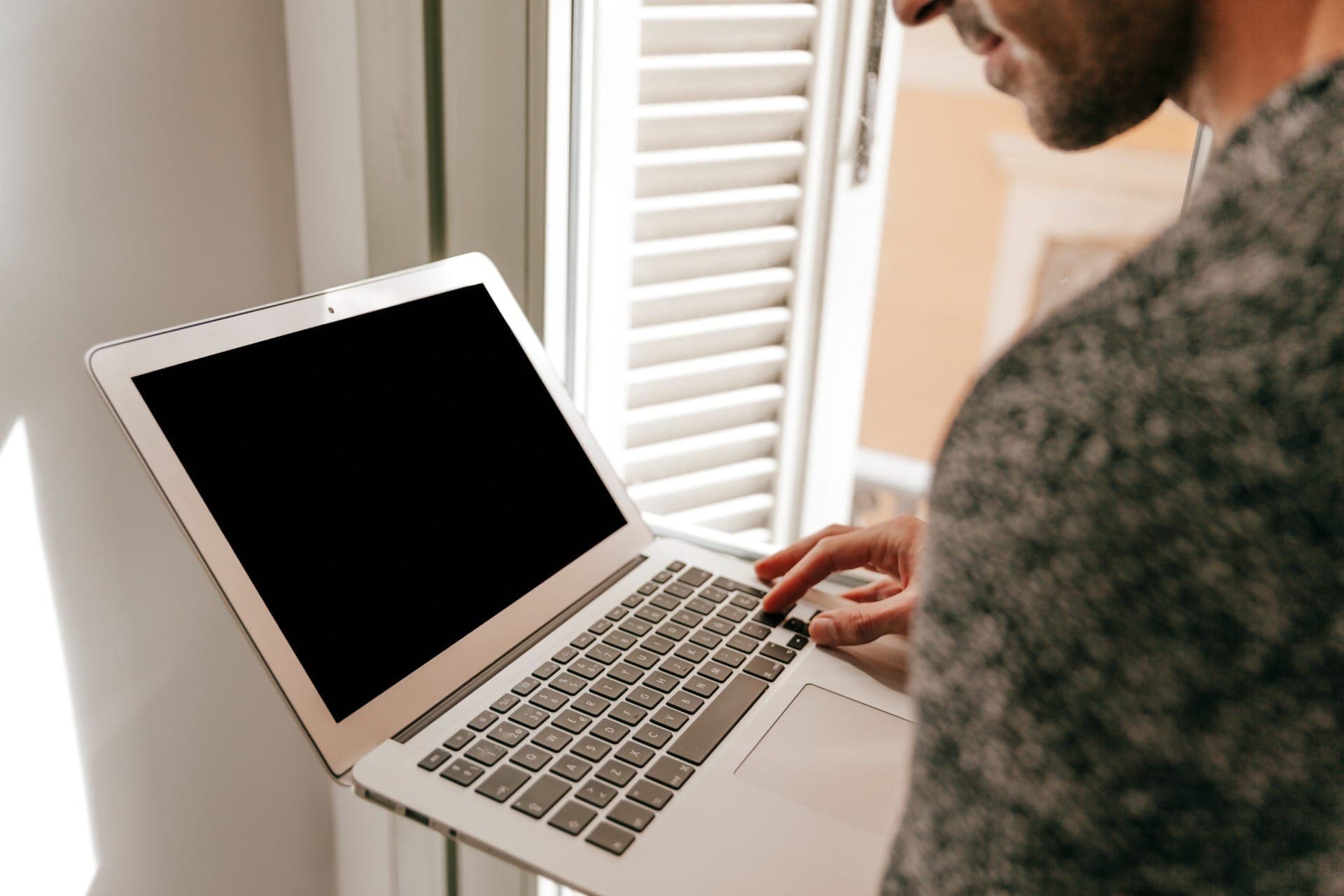 Os notebooks atuais contam com um sistema que interrompe o carregamento quando chega a 100%