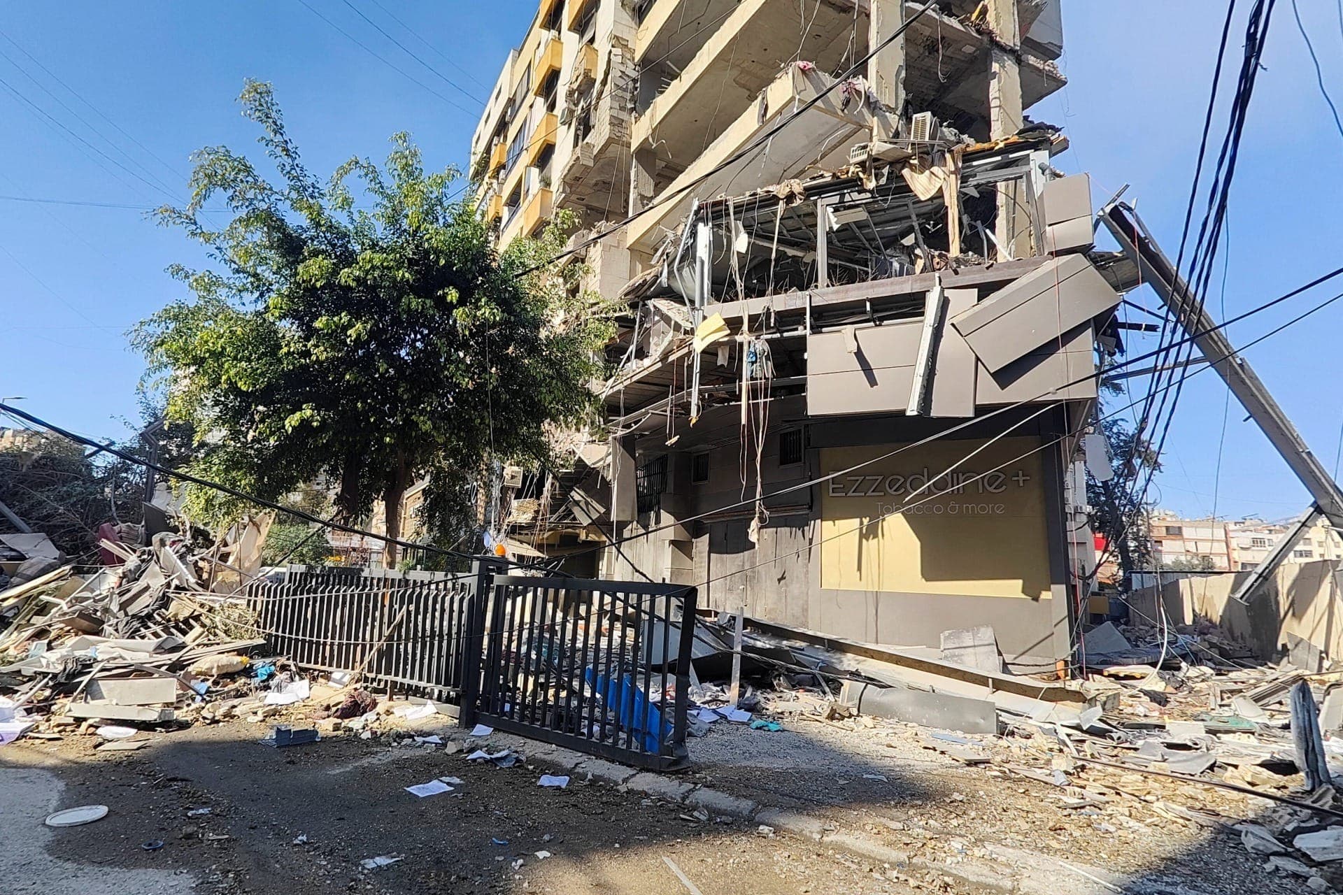 Prédio de uma instituição financeira ligada ao Hezbollah do Líbano, nos subúrbios ao sul de Beirute, foi atingido