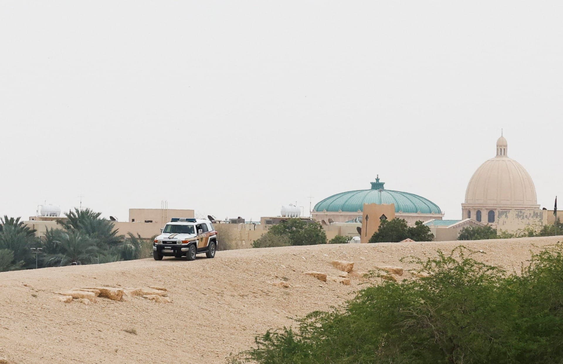 Um veículo monitora região de Riad, na Arábia Saudita, enquanto EUA e Israel atacam Irã