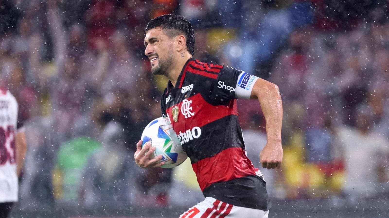 Arrascaeta comemora gol do Flamengo na final da Recopa