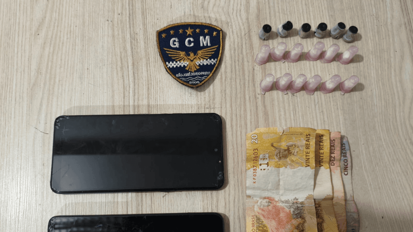 Jovens foram flagrados com cocaína, celulares e dinheiro