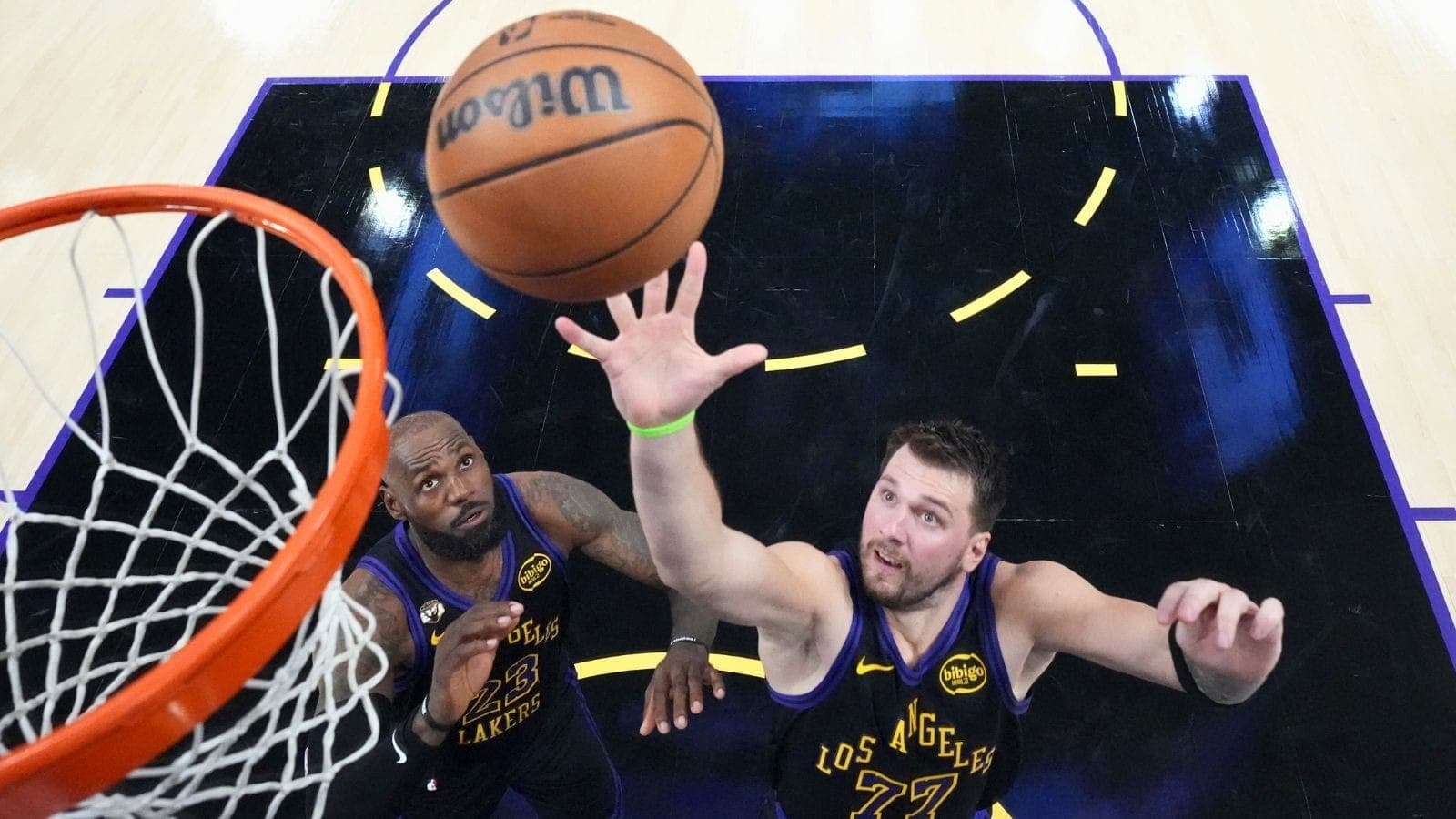 Lebron James e Luka Doncic lideram vitória dos Lakers