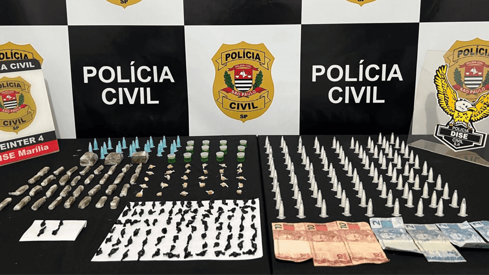 Os suspeitos estavam de posse de porções de drogas