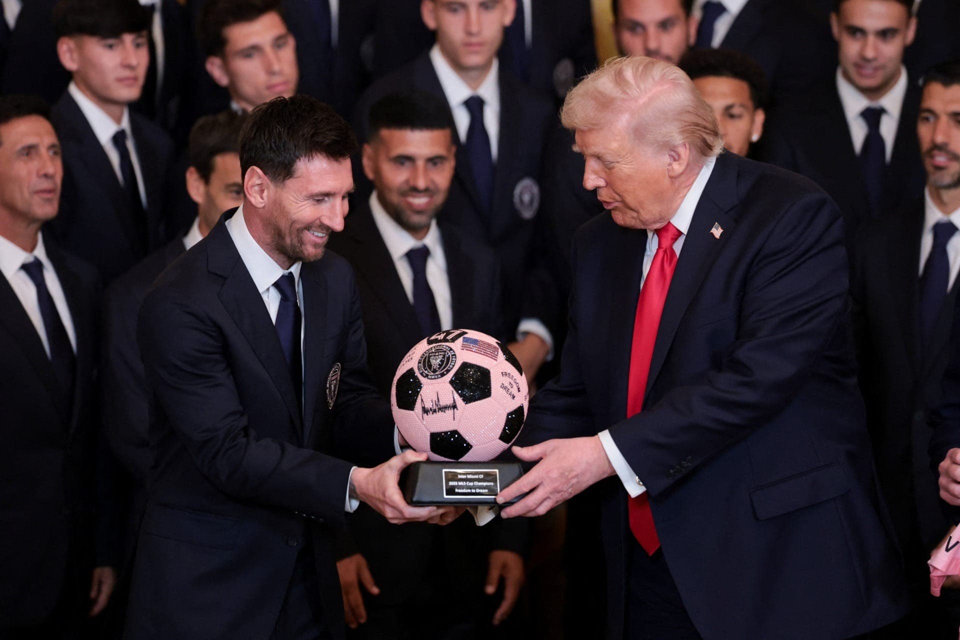 Donald Trump, presidente dos Estados Unidos, recebe presente de Lionel Messi